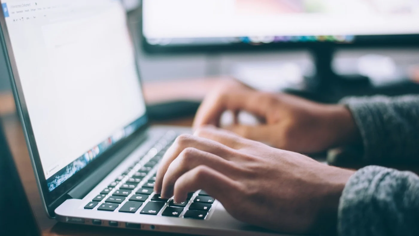 Persona revisando una tienda online antes de actualizar PrestaShop