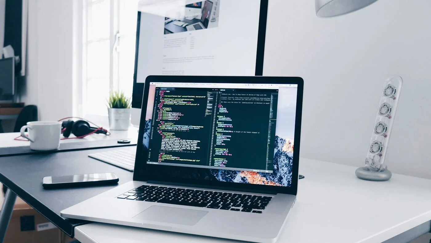 Pantalla con código en un portátil para validar contenido web