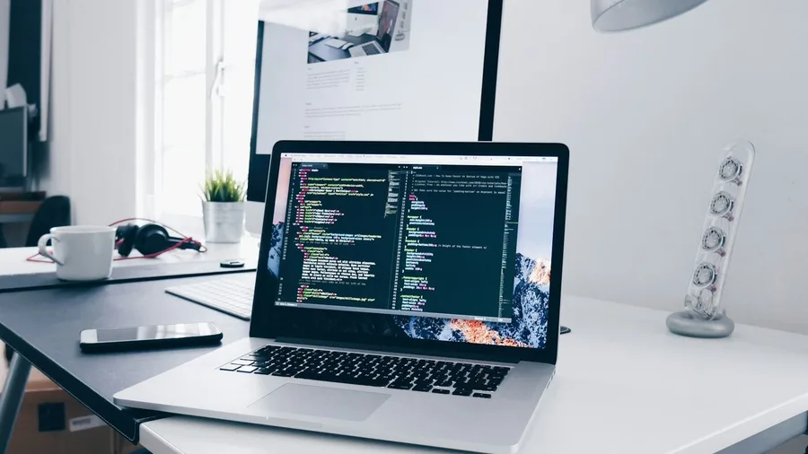 Pantalla con código en un portátil para validar contenido web