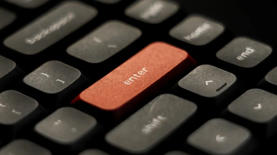 Teclado de ordenador con una tecla roja destacada