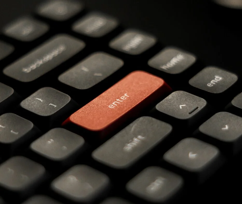 Teclado de ordenador con una tecla roja destacada