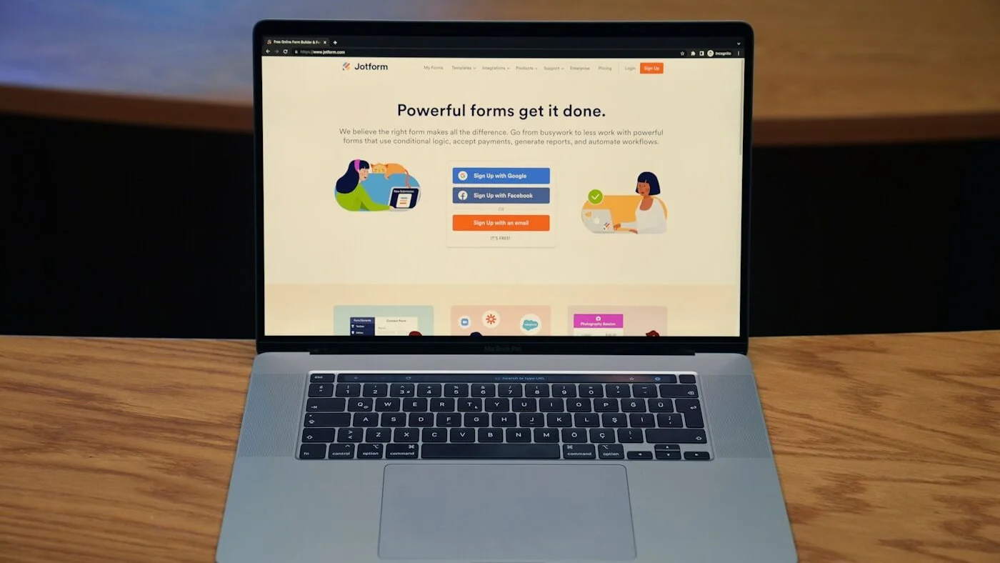 Portátil con una herramienta de formularios online abierta