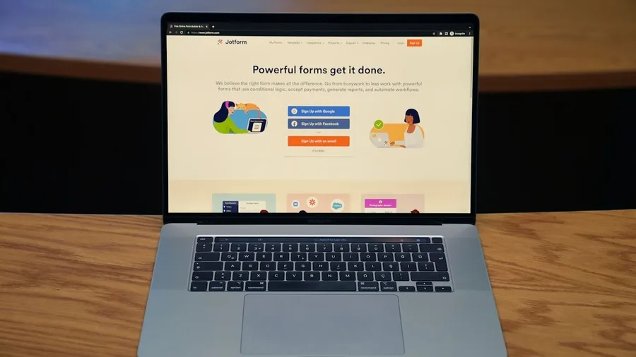 Portátil con una herramienta de formularios online abierta