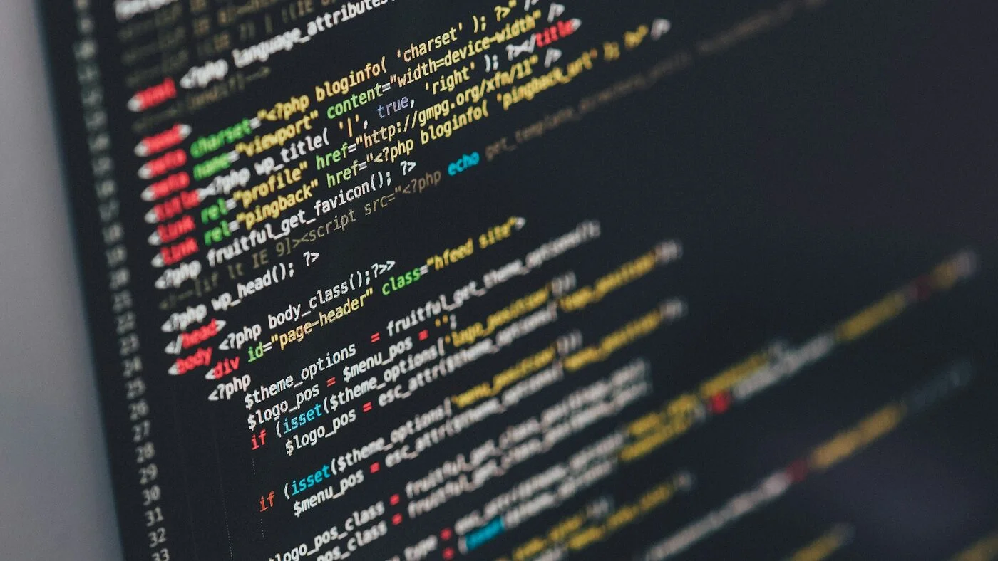 Pantalla con código y automatización de despliegues web