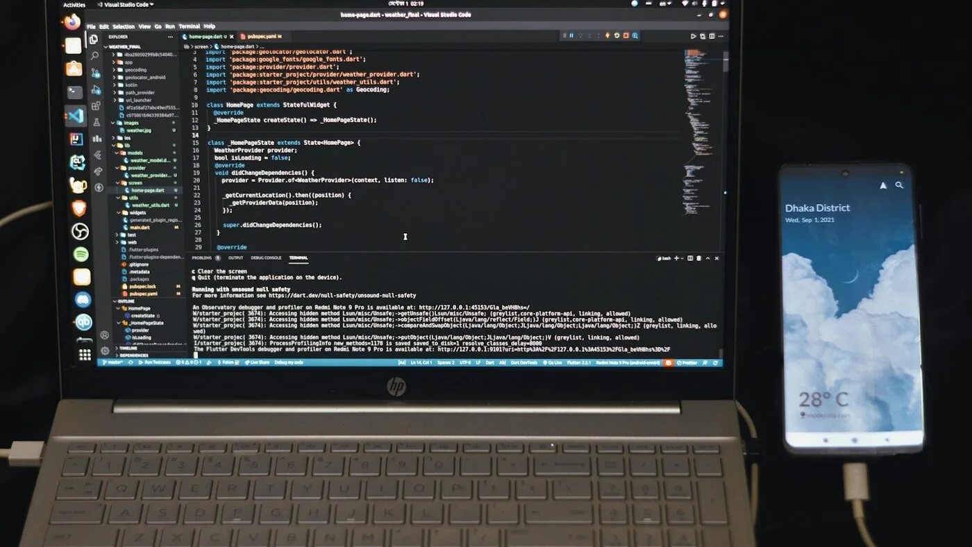 Portátil con código para revisar peticiones HTTP y diseño de APIs