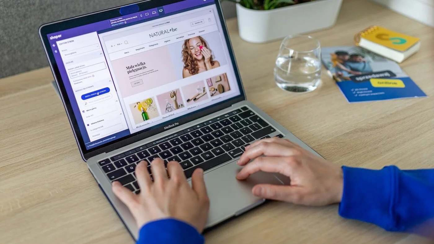 Persona revisando una tienda online en un portátil